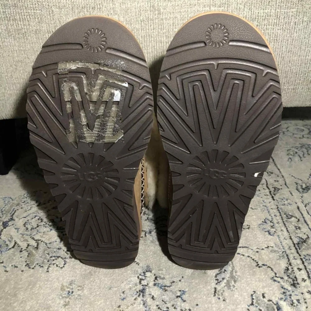 UGG Classic Short Crescent Chestnut